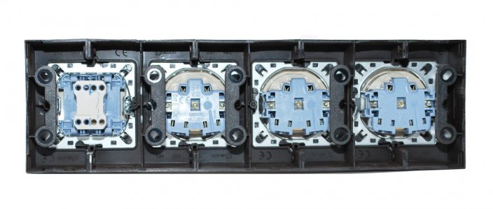 Zásuvkový blok nástěnný 3x 250V/16A s vypínačem (řazení č. 1), clonky, bez kabelu, barva hnědá / krémová