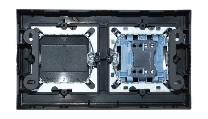 Nástěnný blok s vypínačem - 1x vypínač ř.1 (jednopólový) + 1x zaslepovací kryt (volné pole), barva černá matná