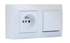 Zásuvkový blok nástěnný 1x 250V/16A s krytkou zásuvky a vypínačem řazení č.6 (schodišťák), barva bílá lesklá
