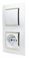 Zásuvka s vypínačom v rámčeku pod omietku (zvislá inštalácia), 1x 250V/16A, jednopólový vypínač č.1, bielej farby so zlatým lesklým ozdobným rámom