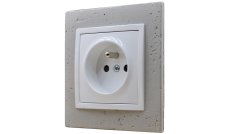 Zásuvka jednonásobná 250V/16A, betonový světlý rámeček, kryt zásuvky bílý, podomítková instalace