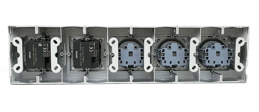 Nástěnný blok 3x zásuvka 250V/16A, 4x USB port nabíjecí A+C,  bez kabelu, barva stříbrná