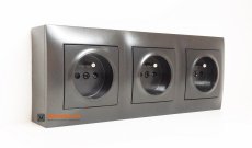 Zásuvkový blok nástěnný 3x 250V/16A s clonkami, bez kabelu, antracit matná metalíza