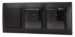 Zásuvky pod omítku 2x 250V/16A s víčky a manžetou + vypínačem č.1 (jednopólový), krytí IP44, rámeček v černé barvě + průhledné krytky