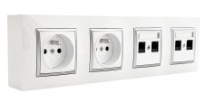 Nástěnný zásuvkový blok, 2x 250V/16A + 4x RJ45 cat.6, bílé barvy se stříbrným matným ozdobným rámem, bez kabelu
