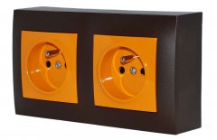 Zásuvkový blok nástěnný 2x 250V/16A, clonky, IP20, barva hnědá s víčky v oranžové barvě