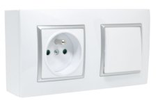 Nástěnný zásuvkový blok, 1x 250V/16A + 1x vypínač č.1, bílé barvy se stříbrným matným ozdobným rámem, bez kabelu