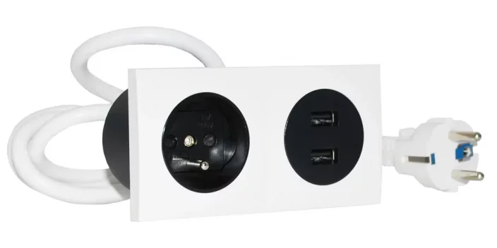Zásuvkový blok zapuštěný v bílé barvě, 1x zásuvka 250V + 2x USB-A nabíječka, kabel 1.5m