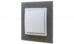 Vypínač (spínač) s jednou klapkou ve tmavém betonovém rámečku, instalace pod omítku, řazení č. 1/6/7 dle výběru,  barva bílá + tmavý beton