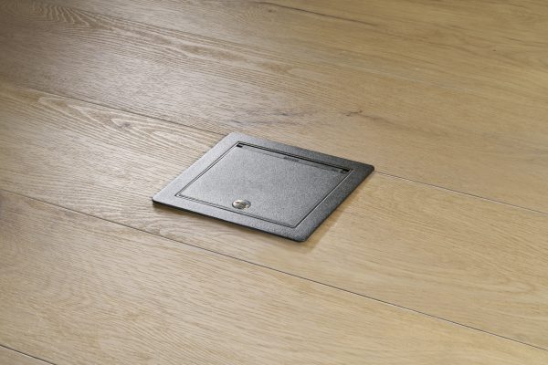 Robustní podlahová zásuvka 1x 250V/16A + 1x port RJ45 cat.6, jednoduchý zámek, krytí IP66, pro zvýšené podlahy, barva černá matná