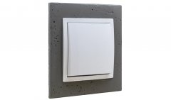 Vypínač (spínač) s jednou klapkou ve tmavém betonovém rámečku, instalace pod omítku, řazení č. 1/6/7 dle výběru,  barva bílá + tmavý beton