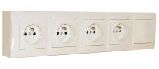 Zásuvkový blok nástěnný 4x 250V/16A s clonkami + 1x vypínač ř.1, bez kabelu, barva krémová