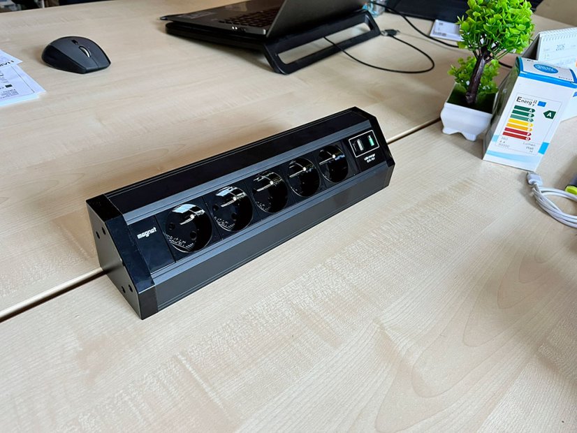 Rohový zásuvkový blok MAGNAT-STICK HA 5× 230 V + 1× USB-A/C nabíječka, barva černá , kabel 2m