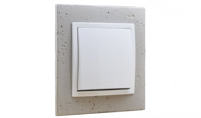 Vypínač (spínač) s jednou klapkou vo svetlom betónovom rámčeku, inštalácia pod omietku, radenie č. 1/6/7 podľa výberu, farba biela + svetlý betón