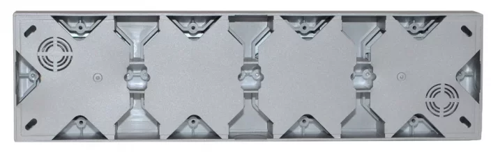 Nástenný zásuvkový blok, 4x 250V/16A, šedej metalizovanej farby so strieborným lesklým ozdobným rámom, bez kábla