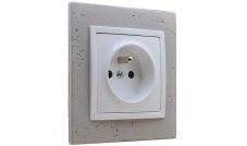 Zásuvka jednonásobná 250V/16A, betonový světlý rámeček, kryt zásuvky bílý, podomítková instalace