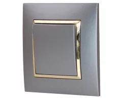 Vypínač jednopólový, řazení č.6 (střídavý "schodišťák"), 10AX 250V v rámečku pod omítku, šedé metalizované barvy se zlatým ozdobným rámem