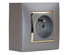 Nástěnný zásuvkový blok, 1x 250V/16A, šedé metalizované barvy se zlatým lesklým ozdobným rámem, bez kabelu