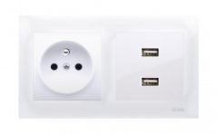 Zásuvka 1x250V/16A Simon 54 s dvojitou USB nabíječkou v bílé barvě pro instalaci pod omítku
