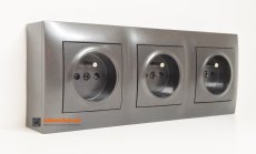 Zásuvkový blok nástěnný 3x 250V/16A s clonkami, bez kabelu, antracit matná metalíza