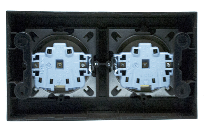 Zásuvkový blok nástenný 2x 250V / 16A, clonky, farba hnedá s viečkami v krémovej farbe