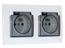 Zásuvka pod omietku 2x 250V / 16A s viečkami a manžetou, krytie IP44, rámik v bielej farbe + priehľadné krytky
