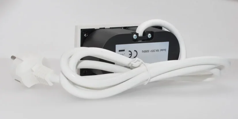 Zásuvkový blok zapuštěný v bílé barvě, 2x zásuvka 250V, kabel 1.5m