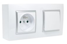 Nástenný zásuvkový blok, 1x 250V/16A + 1x vypínač č.1, bielej farby so strieborným matným ozdobným rámom, bez kábla