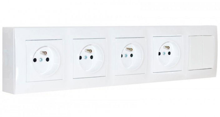 Zásuvkový blok nástenný 4x 250V/16A s vypínačom "lustrák", radenie č. 5, bez kábla, farba biela lesklá