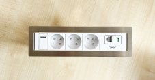 Vstavaná zásuvka MAGNAT-FRAME, 3× 230 V + 1× USB-A/C nabíjačka, farba biela, rám nerez, kábel 2m