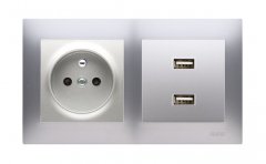 Zásuvka 1x250V/16A Simon 54 s dvojitou USB nabíječkou ve stříbrné barvě pro instalaci pod omítku