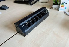 Rohový zásuvkový blok MAGNAT-STICK HA 5× 230 V + 1× USB-A/C nabíječka, barva černá , kabel 2m