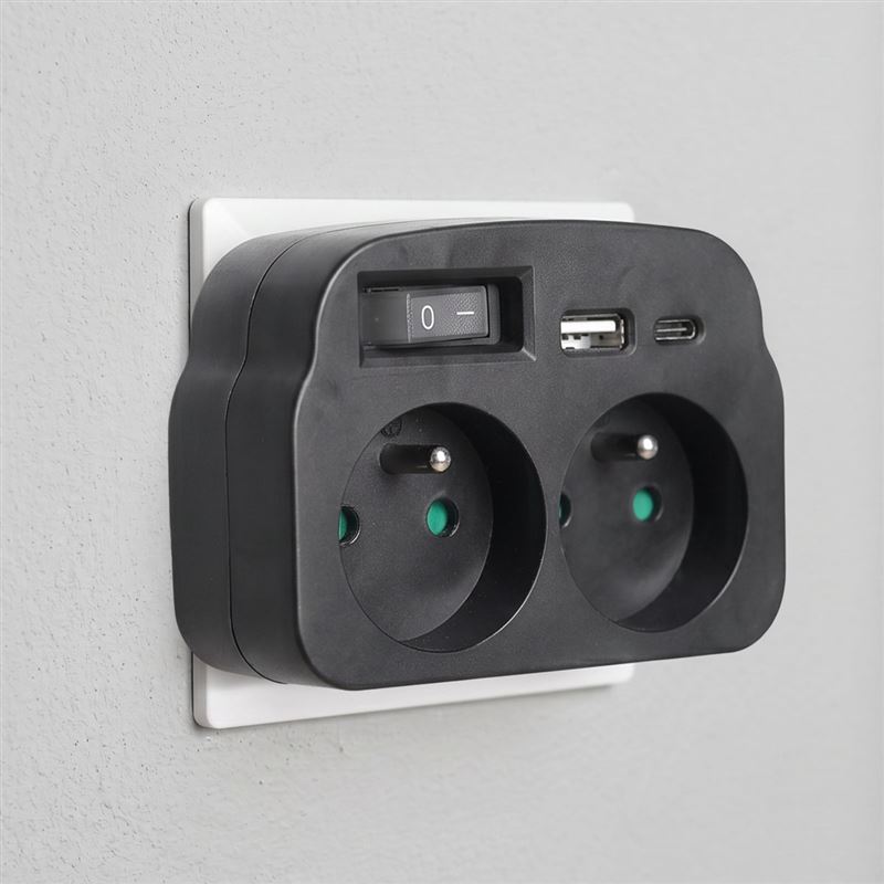 Zásuvková rozdvojka 2× 230 V + nabíječka USB-A + USB-C PD 20 W s vypínačem, černá
