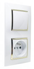 Zásuvka s vypínačom v rámčeku pod omietku (zvislá inštalácia), 1x 250V/16A, jednopólový vypínač č.1, bielej farby so zlatým lesklým ozdobným rámom