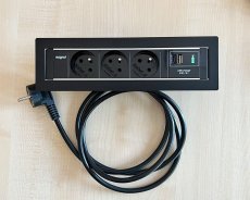 Vestavná zásuvka MAGNAT-FRAME,  3× 230 V + 1× USB-A/C nabíječka, barva černá, kabel 2m