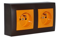Zásuvkový blok nástenný 2x 250V / 16A, clonky, IP20, farba hnedá s viečkami v oranžovej farbe