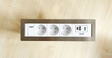 Vestavná zásuvka MAGNAT-FRAME,  3× 230 V + 1× USB-A/C nabíječka, barva bílá, rám nerez, kabel 2m