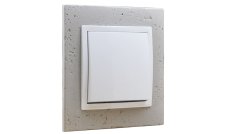 Vypínač (spínač) s jednou klapkou vo svetlom betónovom rámčeku, inštalácia pod omietku, radenie č. 1/6/7 podľa výberu, farba biela + svetlý betón